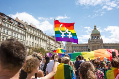 Prag Gay Pride'da kalabalığın içinde gökkuşağı bayrağı.