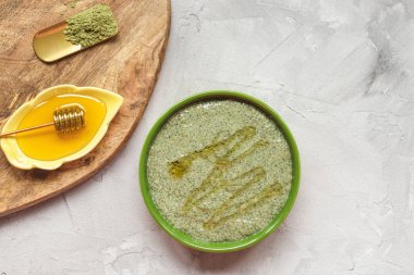 Matcha yeşil çay chia tohum puding kase bal ile. 