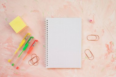 Öğrenci masası çalışma alanı. Düz döşeme, üst görünüm, üstbilgi şablonu.