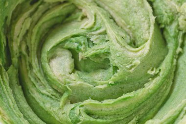 Yeşil kurabiye hamuruna yakın. Bahar tatili pişirme konsepti.