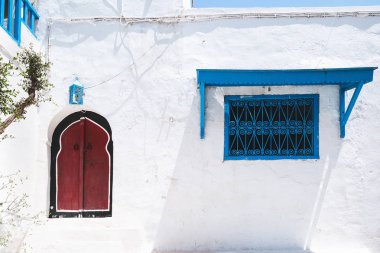 Geleneksel beyaz ve mavi archite ile Sidi Bou Said Sokakları