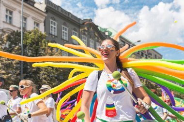 Yıllık Prag Gay Pride Parade'de dans eden, şarkı söyleyen ve davul çalaçıkan insanlar