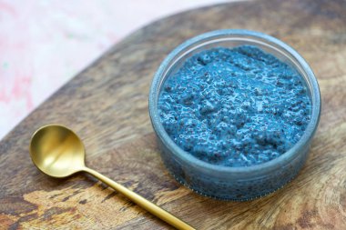 Mavi spirulina chia tohumlu puding kase. Superfood ve vegan konsepti
