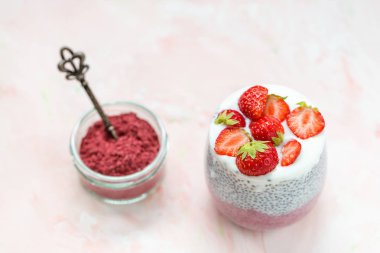 Badem sütü, yoğurt, pitaya tozu ile Chia puding. Vegan kavramı.