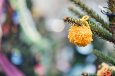 Noel ağacında iplik süslemesi