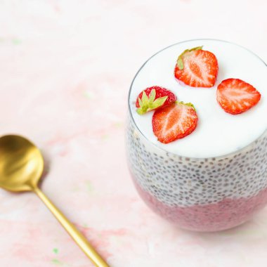 Badem sütü, yoğurt, pitaya tozu ve çilekli Chia pudingi. Vegan kavramı.