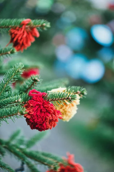 Décoration de fils de bricolage sur un arbre de Noël — Photo