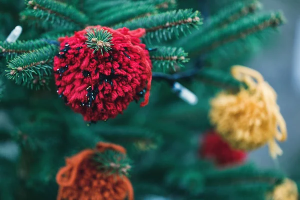 圣诞树上的DIY纱线装饰 — 图库照片
