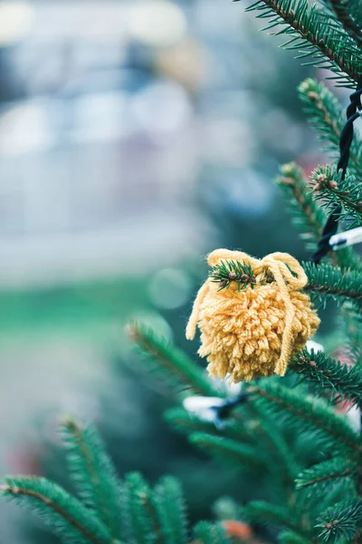 Décoration de fils de bricolage sur un arbre de Noël — Photo