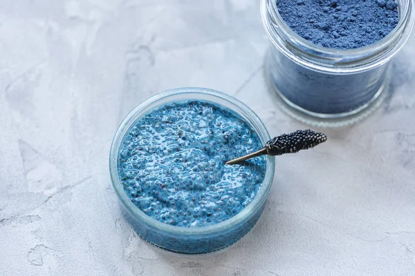Tazón de budín de semilla de chía espirulina azul. Concepto de superalimento y vegano — Foto de Stock
