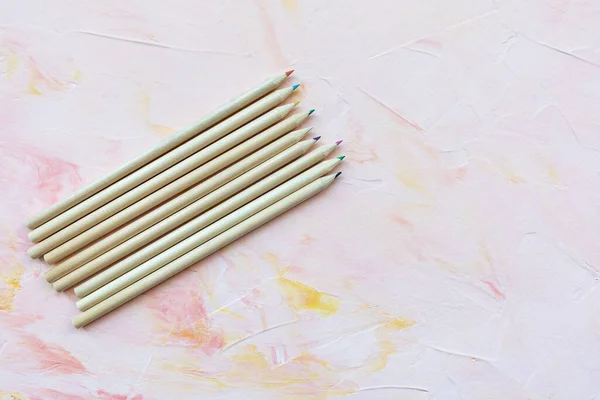 Lápis multicoloridos sobre fundo rosa, espaço de cópia — Fotografia de Stock