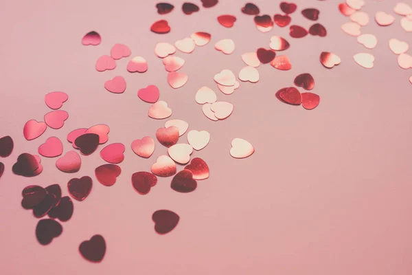Fundo rosa romântico com corações de folha vermelha — Fotografia de Stock