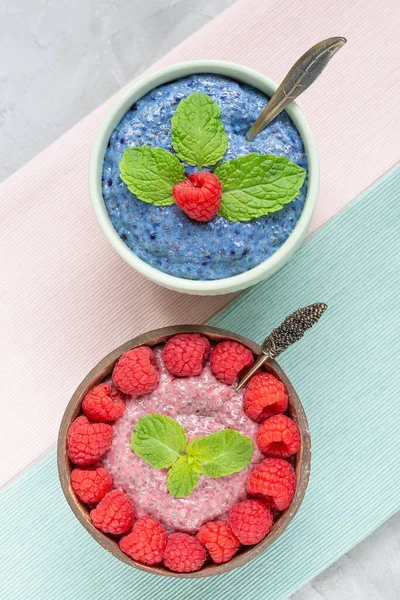 Синьо-рожевий пудинг із насіння чіа та малини — стокове фото