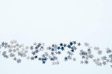 Mavi arka planda gümüş folyo konfeti yıldızları