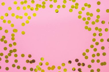 Altın folyo konfetiyle moda pembe arka plan