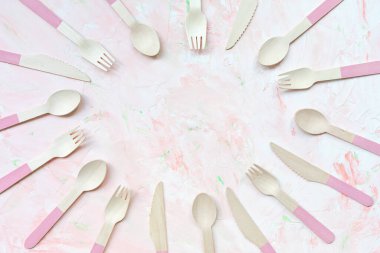 Çevre dostu tek kullanımlık ahşap kaşık, çatal ve bıçaklar.