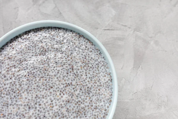 Budín de semillas de chía en un bol, fondo gris — Foto de Stock