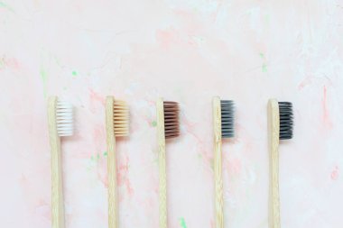Pembe üzerine beş doğal ahşap bambu diş fırçası