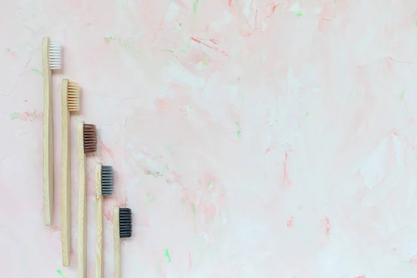 Πέντε φυσικές ξύλινες οδοντόβουρτσες μπαμπού σε ροζ — Φωτογραφία Αρχείου