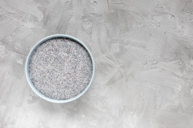 Kavanozda Chia tohumu pudingi, gri arka plan