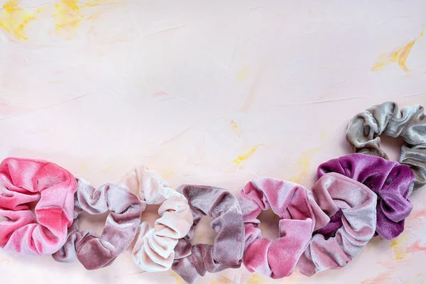 ピンクの背景に流行のベルベットの傷のコレクション — ストック写真