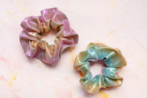 Két trendi holografikus scrunchies rózsaszín háttér — Stock Fotó