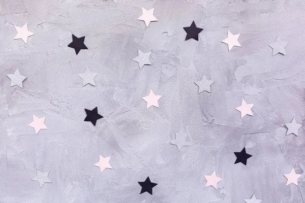 Papel confetti estrelas em fundo cinza — Fotografia de Stock