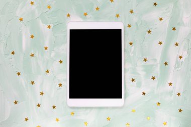 Altın folyo yıldızları konfeti dekorasyonu ve tableti