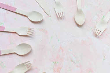 Çevre dostu tek kullanımlık ahşap kaşık, çatal ve bıçaklar.