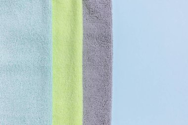 Temizlik ve toz için üç yeni mikrofiber bez.