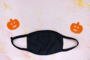 Covid-19 sırasındaki Cadılar Bayramı. Kabak dekoru ve maskesi