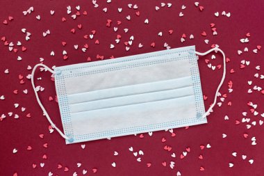 Covid-19 sırasındaki randevular. maske ve kalp dekorasyonu