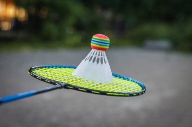 Beyaz bir shuttlecockon ile badminton raket ezilmiş taş çakıl