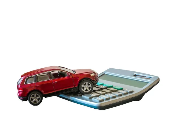Hesap makinesi ve beyaz arka plan üzerinde izole kırmızı oyuncak araba