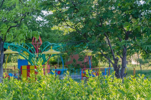 Lone Park Dla Dzieci Huśtawki Czekając Swoją Kolej — Zdjęcie stockowe