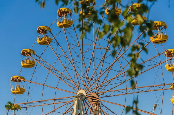 Yalnız onların çevirmek için bekleyen çocuk parkı içinde sallanır