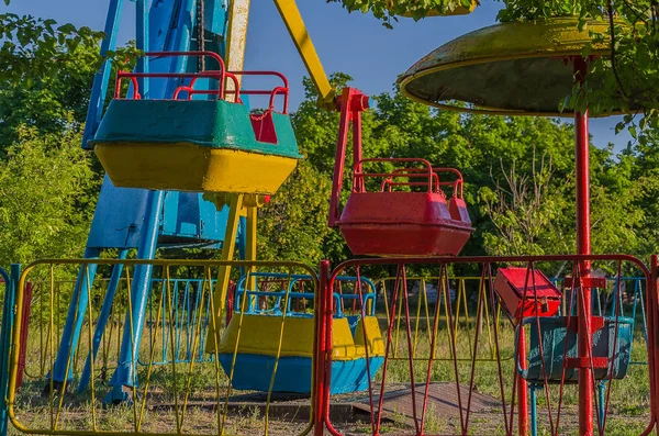 Lone Schommels Het Kinderpark Wachten Hun Beurt — Stockfoto
