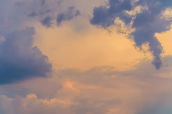 Deli gibi bulutlar günün farklı saatlerinde davet ile gökyüzü