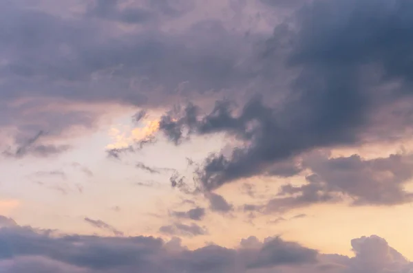 Deli gibi bulutlar günün farklı saatlerinde davet ile gökyüzü