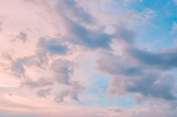 Deli gibi bulutlar günün farklı saatlerinde davet ile gökyüzü