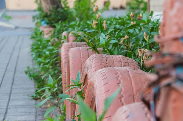 Beautiful fencing for the garden of tires