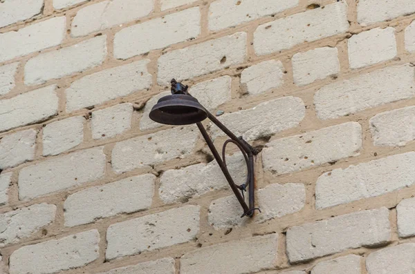 Bir tuğla duvar eski sokak lambası