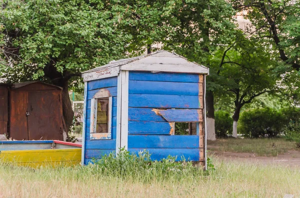 Terk Edilmiş Çocuk Evi Avluda Tek Başına Ayakta — Stok fotoğraf