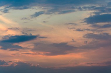 Bulutlar gökyüzü günbatımı güzel sarı akşam.