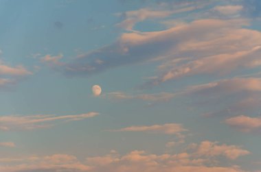 Gökyüzünde ay ile güzel bir akşam günbatımı