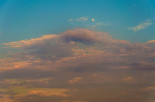 Vacker Gul Kväll Solnedgång Himlen Med Moln — Stockfoto