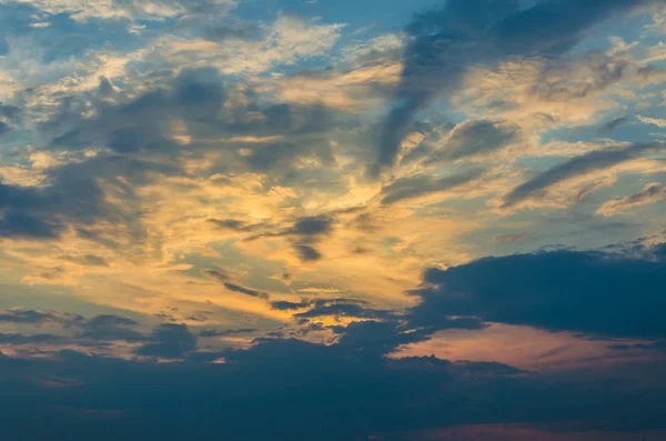 Bulutlar gökyüzü günbatımı güzel sarı akşam.