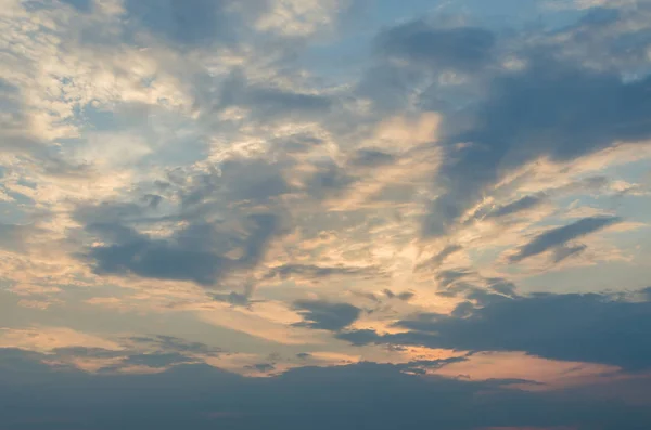 Όμορφο Βράδυ Κίτρινο Ηλιοβασίλεμα Στον Ουρανό Σύννεφα — Φωτογραφία Αρχείου