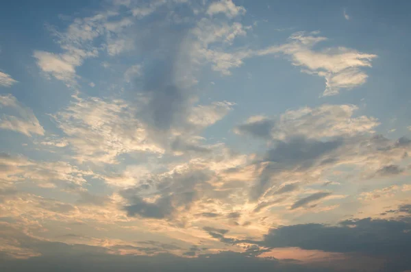 Bulutlar gökyüzü günbatımı güzel sarı akşam.