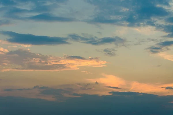 Όμορφο Βράδυ Κίτρινο Ηλιοβασίλεμα Στον Ουρανό Σύννεφα — Φωτογραφία Αρχείου